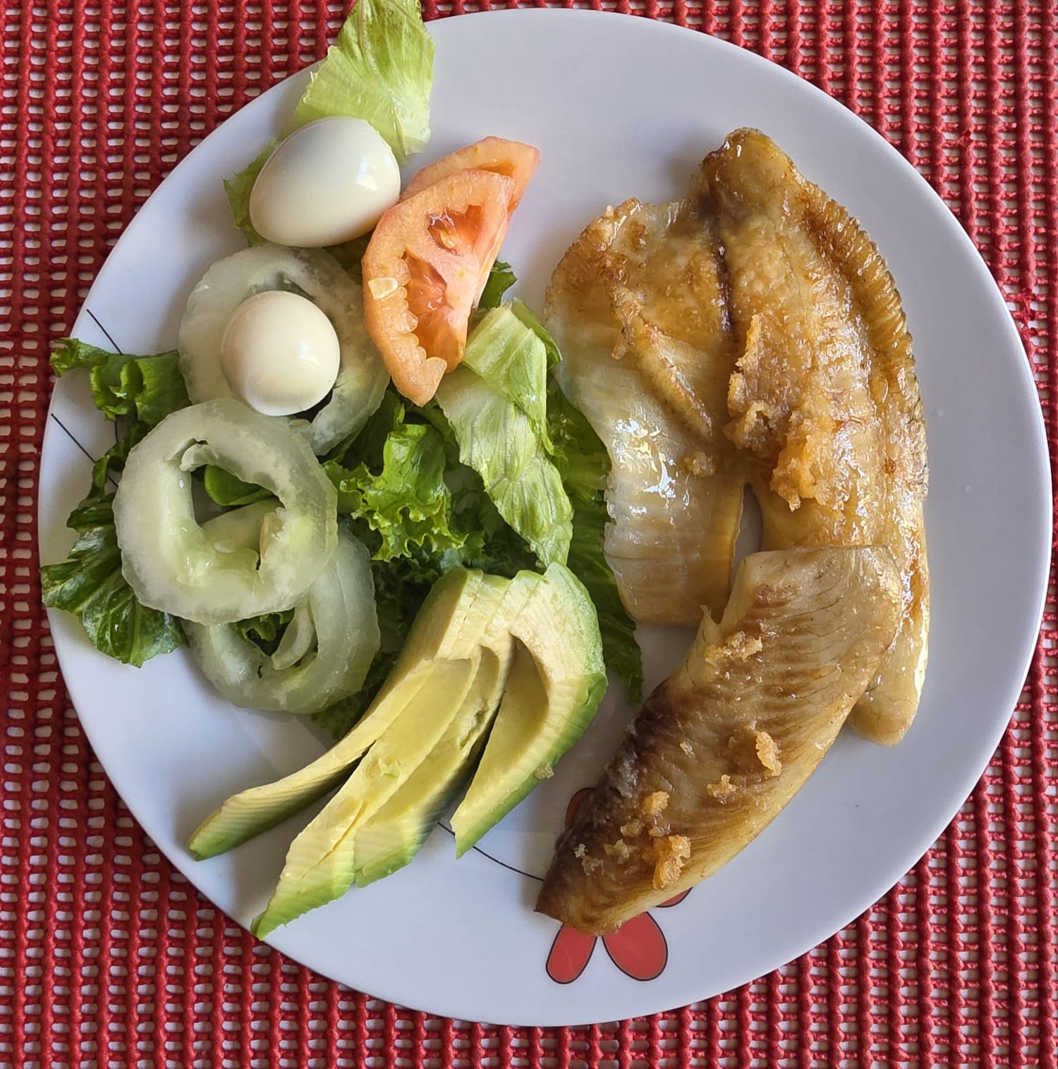 Receta de pescado al horno con huevos y ensalada